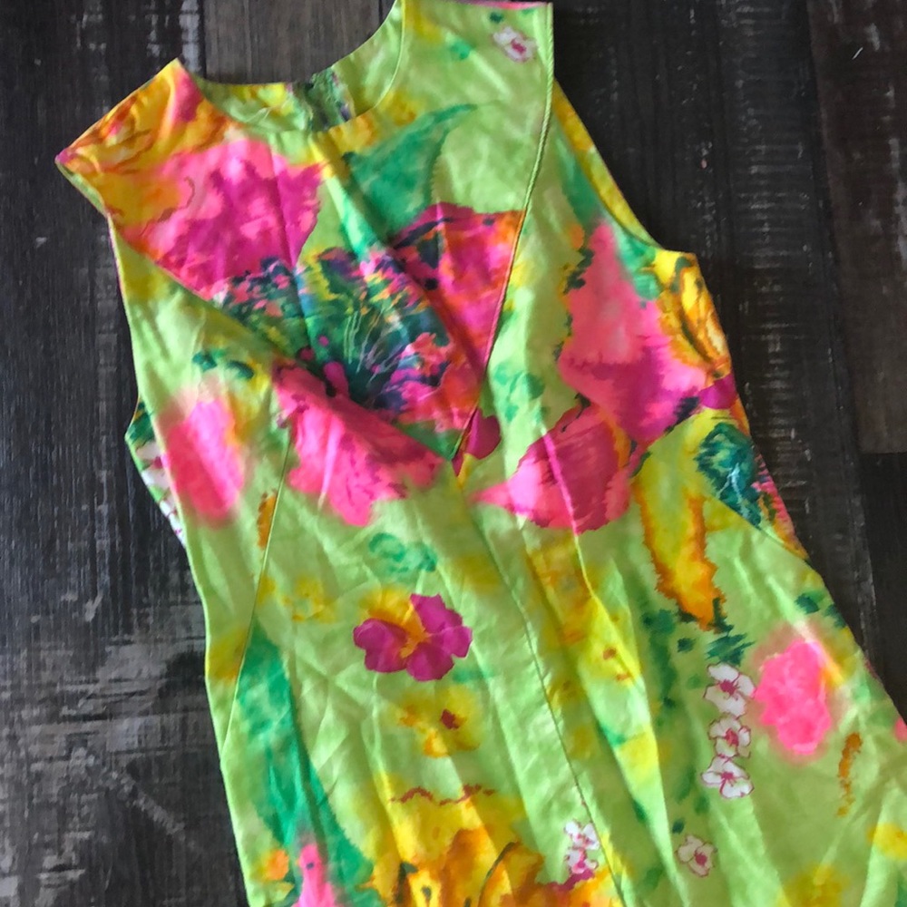 Vibrant colored floral dress👗🌴